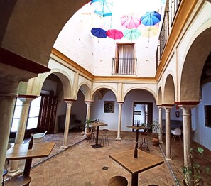 Terrace/patio - Hostel Café FRENTEABASTOS (Carmona)