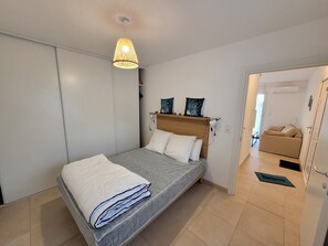 1 slaapkamer, een bureau, een strijkplank/strijkijzer, reisbedje
