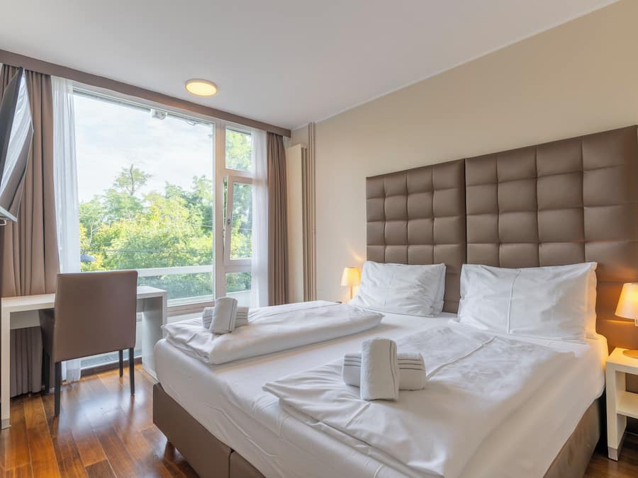 Studio – standard, 1 soverom (Red) | Skrivebord, strykejern/-brett, wi-fi (inkludert) og sengetøy