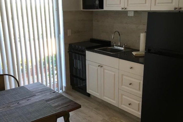 Full-size fridge, microwave, oven, stovetop