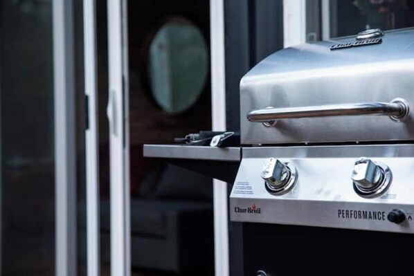 Ein Char-Broil Performance Grill mit Edelstahl-Oberfläche und einem seitlichen Griff.