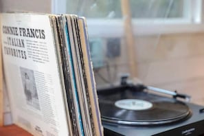 Ein Plattenspieler mit einer Zeitschrift mit dem Titel 'Connie Francis Italian Favorites' daneben.