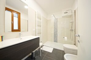 Apartamento | Baño | Ducha, secador de pelo, bidé y jabón
