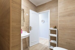 Dusche, Haartrockner, Handtücher, Shampoo