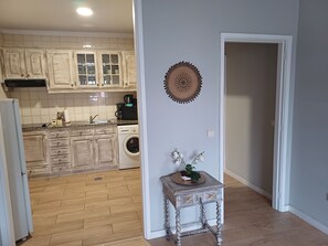 Kühlschrank, Mikrowelle, Herdplatte, Wasserkocher mit Kaffee-/Teezubehör