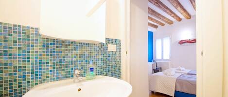 Appartement | Salle de bain | Douche, sèche-cheveux, bidet, serviettes fournies