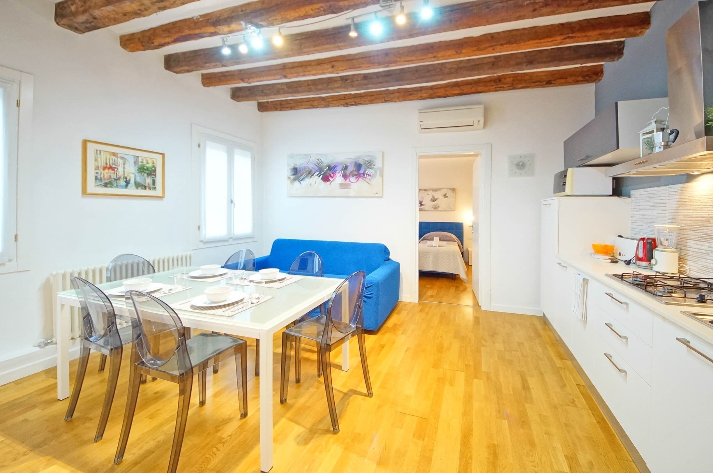 Leilighet | Oppholdsområde | En 32-tommers Flatskjerm-TV med digitale kanaler