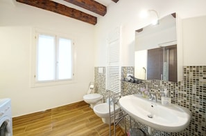 Apartment | Bathroom | Shower, hair dryer, bidet, towels