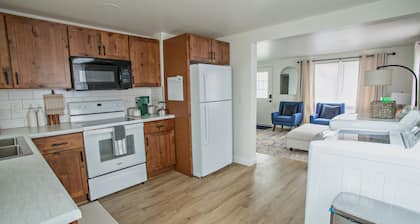 Charming small town experience in Hagerstown, Indiana, self check-in, sleeps 5+