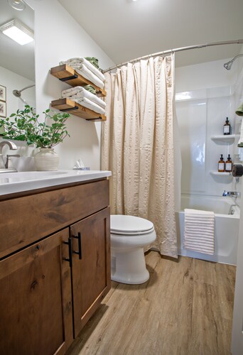 Charming small town experience in Hagerstown, Indiana, self check-in, sleeps 5+