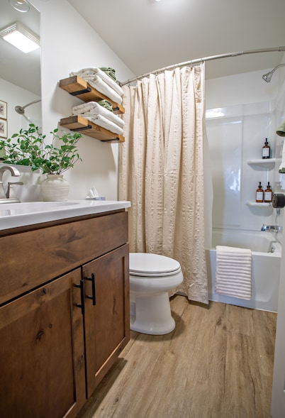 Charming small town experience in Hagerstown, Indiana, self check-in, sleeps 5+