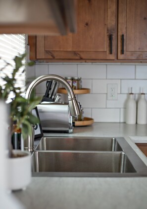 Fridge, microwave, oven, stovetop - Charming small town experience in Hagerstown, Indiana, self check-in, sleeps 5+ (Hagerstown)
