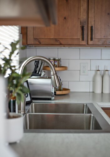 Charming small town experience in Hagerstown, Indiana, self check-in, sleeps 5+