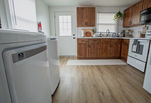 Fridge, microwave, oven, stovetop - Charming small town experience in Hagerstown, Indiana, self check-in, sleeps 5+ (Hagerstown)