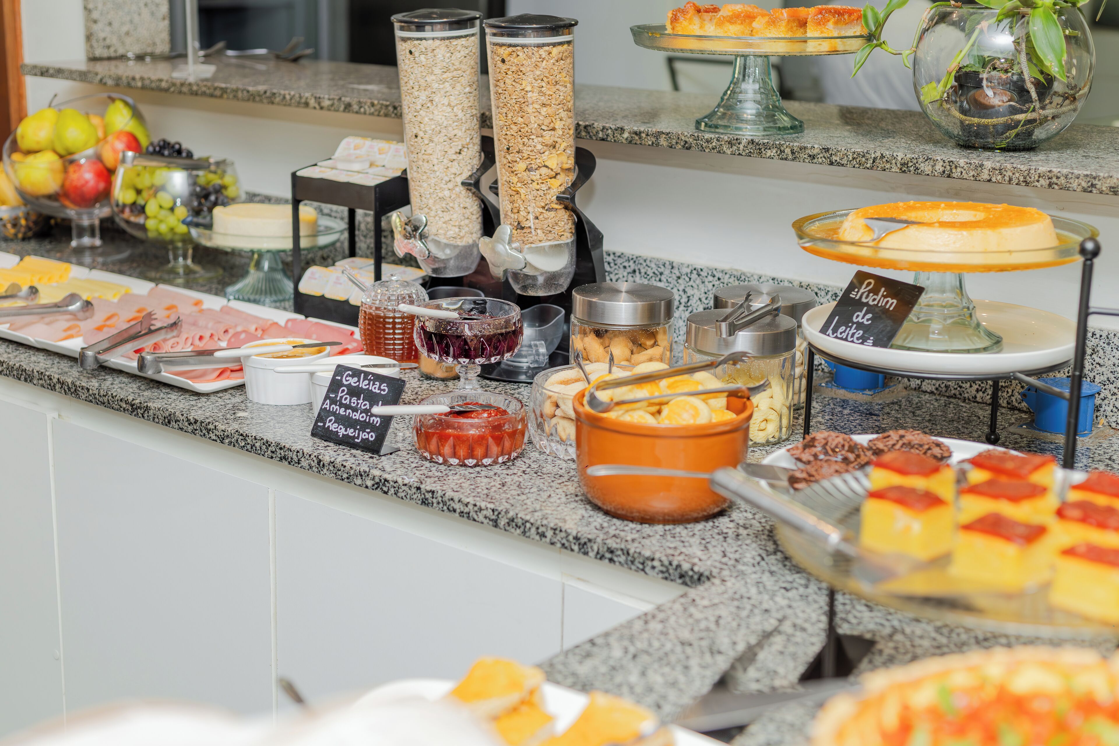 Café da manhã com buffet grátis todos os dias