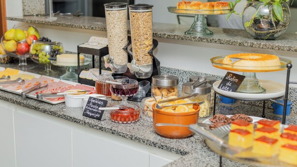 A buffet with various food items and condiments. - Hotel e Restaurante Paraíso Ponte Nova - Ponte Nova - MG (Ponte Nova)