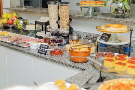 Free daily buffet breakfast . Hotel e Restaurante Paraíso Ponte Nova - Ponte Nova - MG