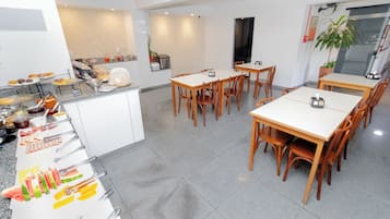 Café da manhã com buffet grátis todos os dias