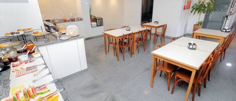 Desayuno bufé gratuito y diario