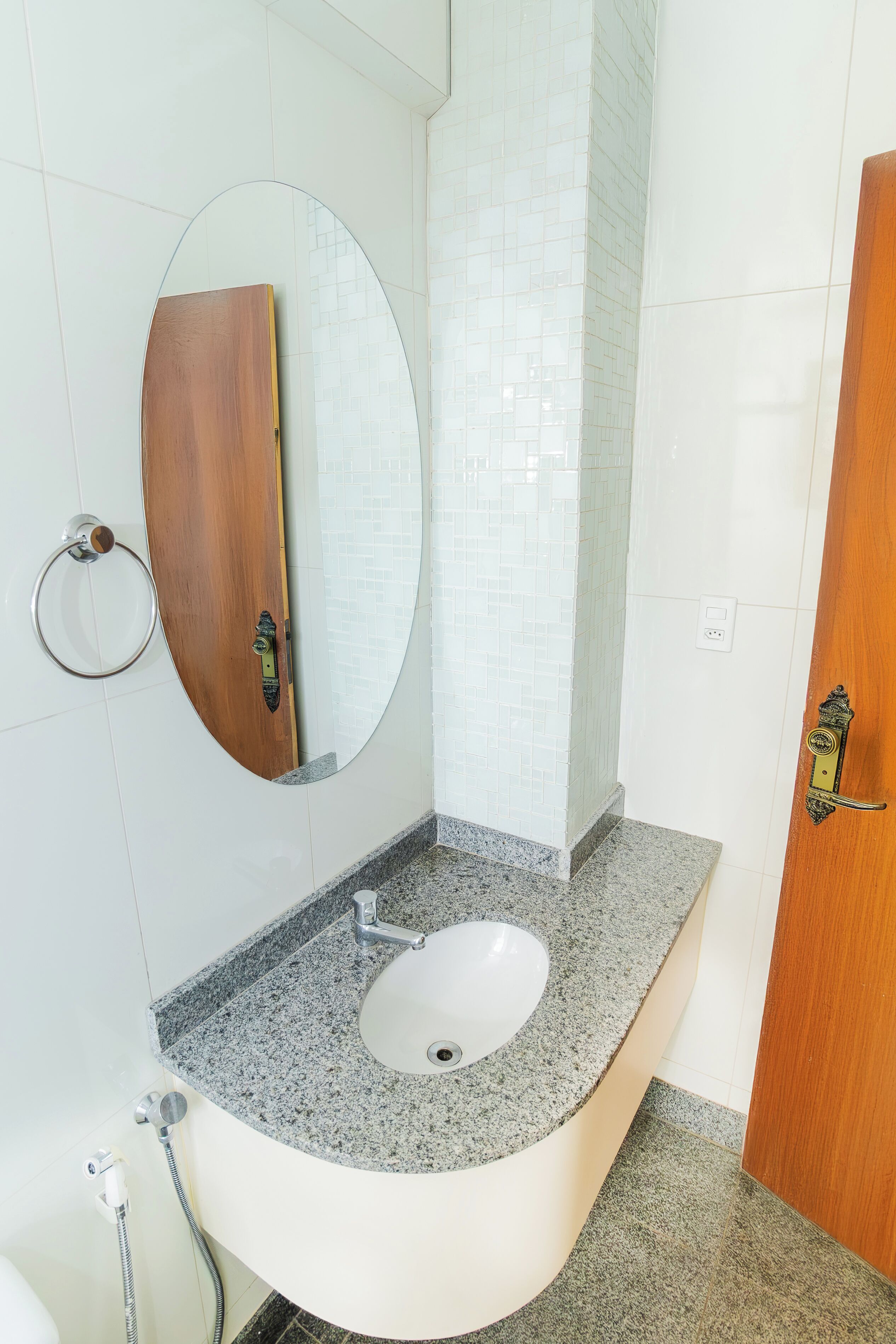 Habitación doble Deluxe | Baño | Regadera, amenidades de baño gratuitas, toallas 