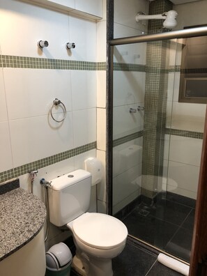 Deluxe Double Room | Bathroom | Shower, free toiletries, towels