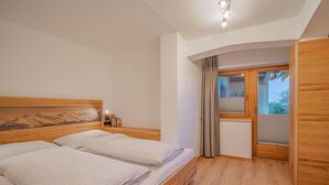 4 bedrooms, travel crib, WiFi (free)