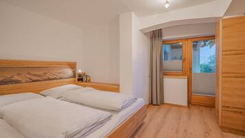 4 bedrooms, travel crib, WiFi (free)