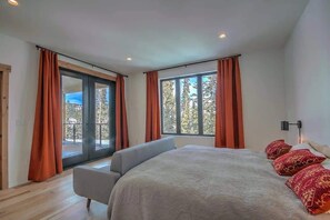 4 soverom, skrivebord, strykejern/-brett og reiseseng for barn