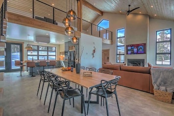 Main level (the fireplace is out of order)