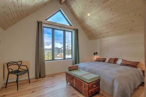 4 chambres, bureau, fer et planche à repasser, lit de bébé portatif