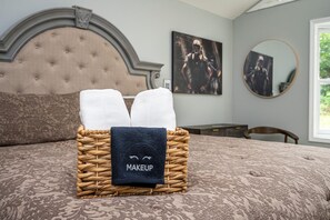 4 bedrooms, iron/ironing board, WiFi, bed sheets