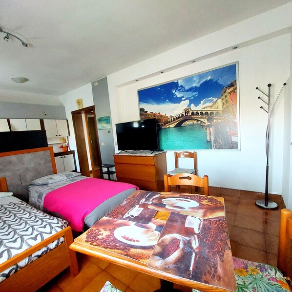 1 slaapkamer, een strijkplank/strijkijzer, wifi, beddengoed