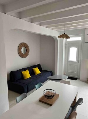 Smart TV, books, stereo