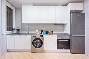 Réfrigérateur, four à micro-ondes, un four, surface de cuisson