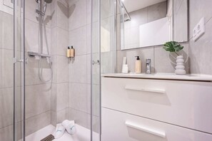 Douche, sèche-cheveux, bidet, serviettes fournies