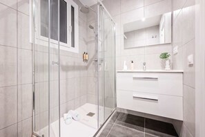 Douche, sèche-cheveux, bidet, serviettes fournies