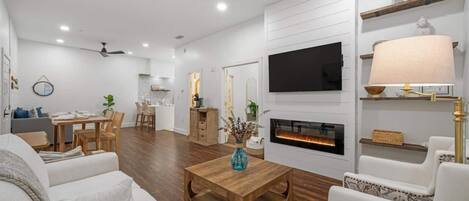 Smart TV, chimenea y oficina