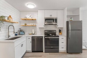 Geladeira, micro-ondas, fogão, cooktop