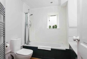 A bathroom with a toilet, shower, and bathtub. - Beautiful Cotswold Cottage in Rodborough, Stroud (Stroud)