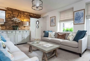 House | Living area | TV, fireplace - Beautiful Cotswold Cottage in Rodborough, Stroud (Stroud)