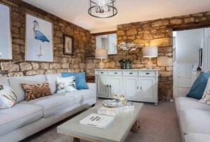 Living area - Beautiful Cotswold Cottage in Rodborough, Stroud (Stroud)