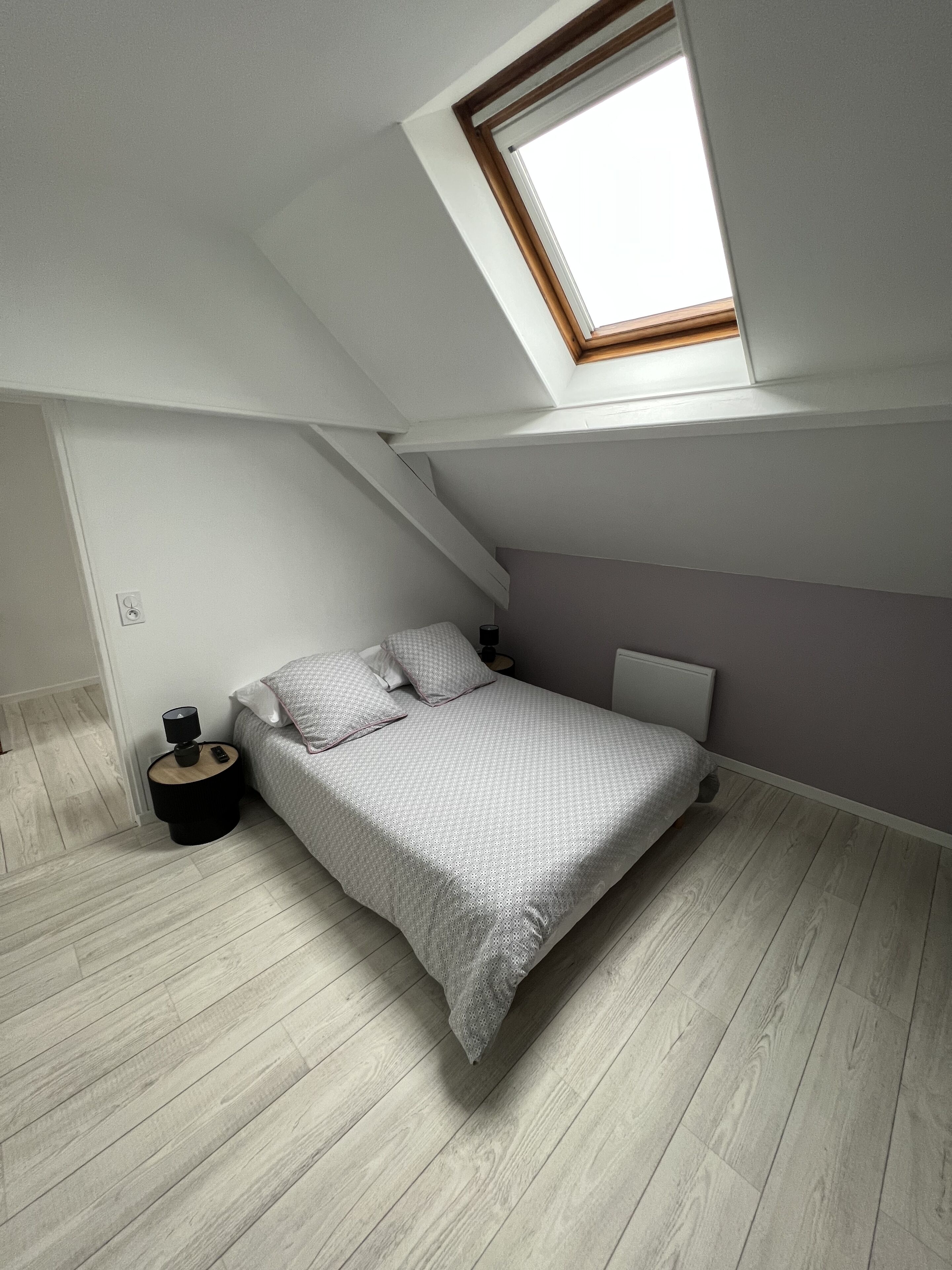 2 habitaciones, tabla de planchar con plancha y ropa de cama 