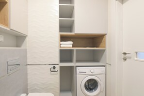 Comfort Studio Suite | Bathroom | Shower, hair dryer, towels, soap - Apartamenty Wrzeszcz by Q4 Apartments (Gdansk)