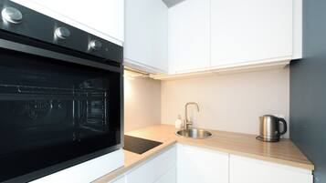 Comfort Studio Suite | Private kitchenette | Fridge, oven, stovetop, dishwasher