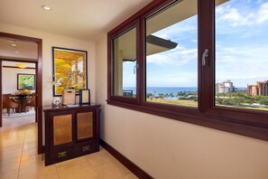 Un pasillo de hotel con un ventanal grande, un comedor y una recepción.