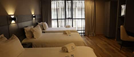 Deluxe Triple Room | 1 bilik tidur, peralatan tempat tidur premium, gebar bulu kapas
