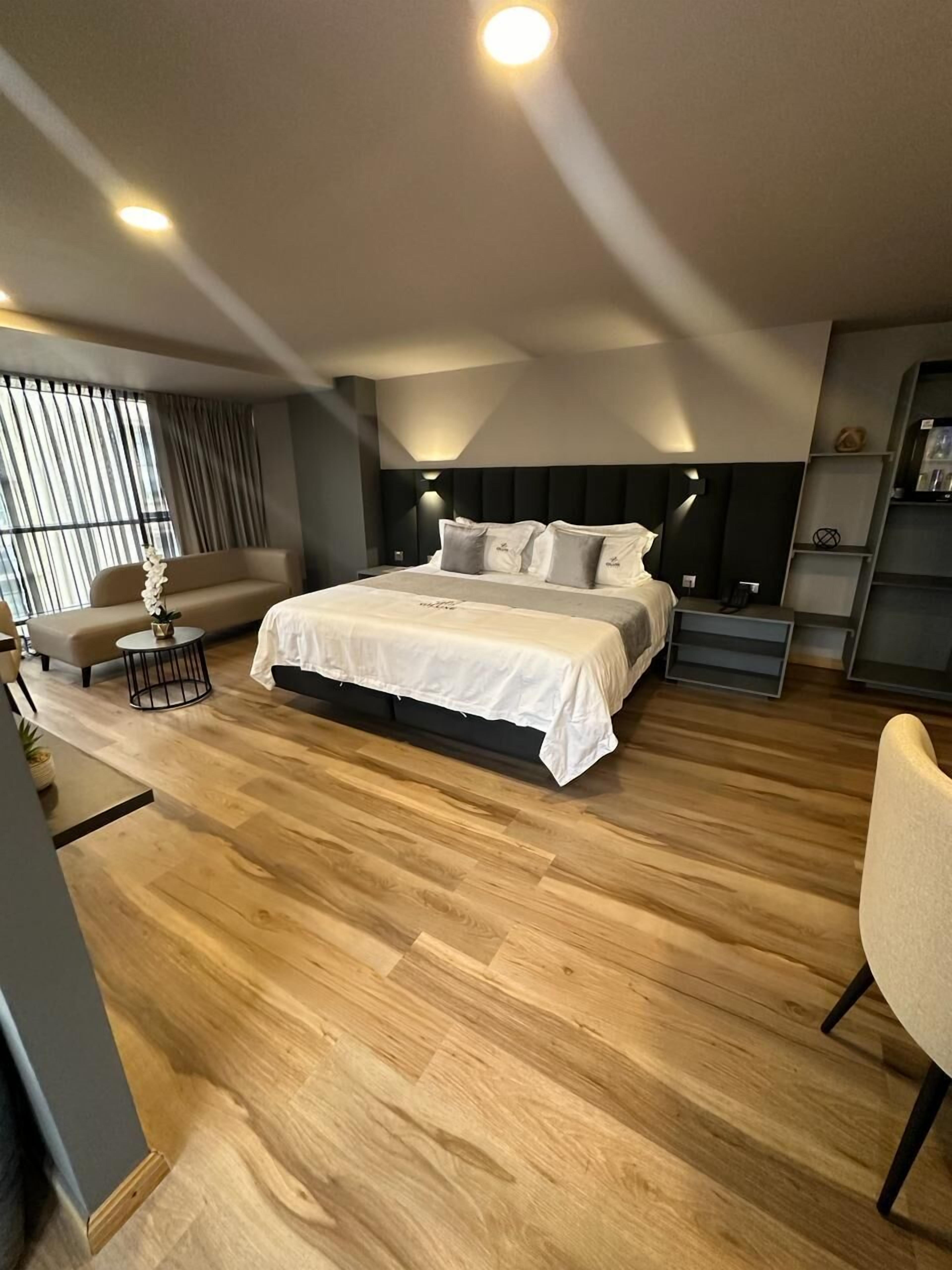 Ropa de cama de alta calidad, cubrecamas y minibar 