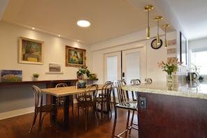 Dining - Home Close to Beach and Downtown. Licensed short term rental. (Kelowna)