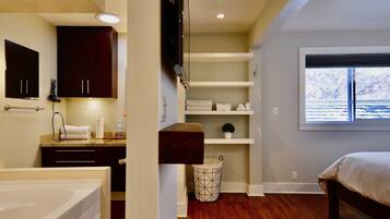 2 soveværelser, skrivebord, strygejern/strygebræt, weekendseng