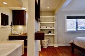 2 bedrooms, desk, iron/ironing board, travel crib - Home Close to Beach and Downtown. Licensed short term rental. (Kelowna)